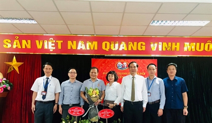 Đồng chí Nguyễn Quang Trung - Viện trưởng Viện KSND quận Ba Đình nhận...